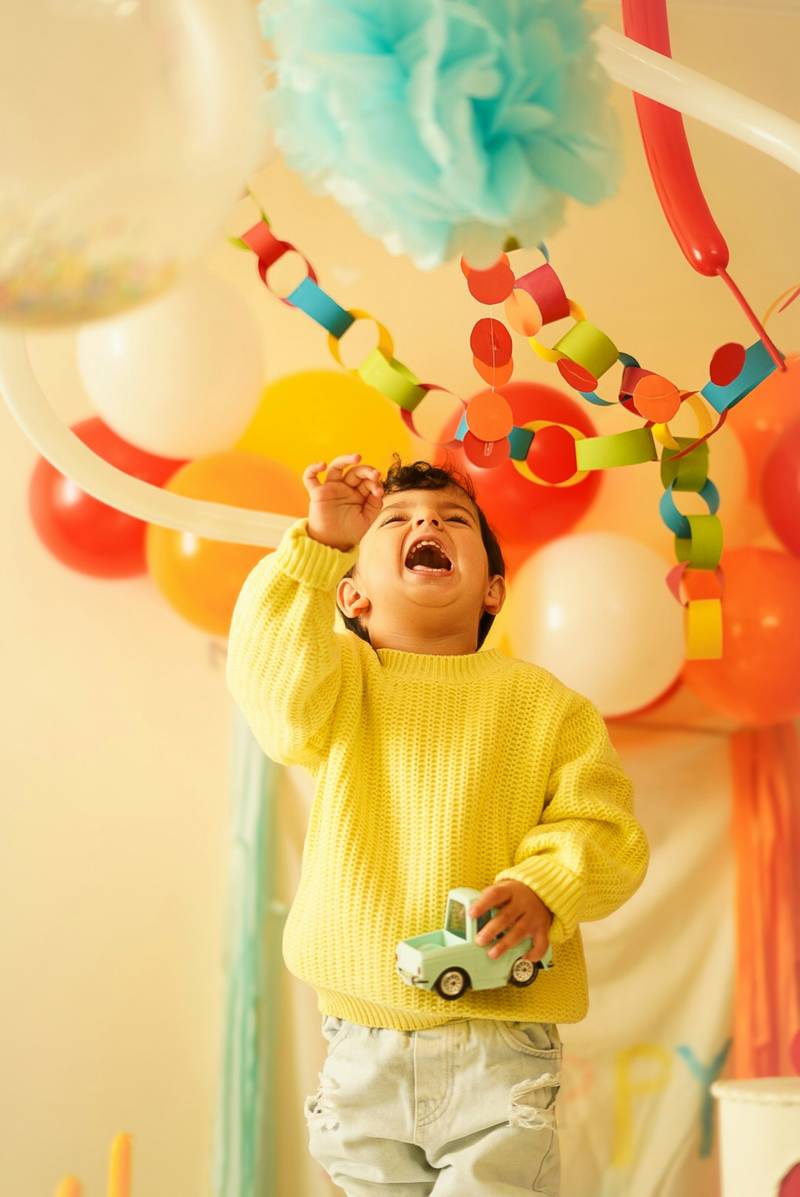 Mateo festejando con globos